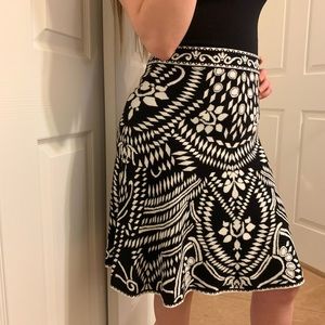 Medium, EXPRESS, pattern black and white skirt.